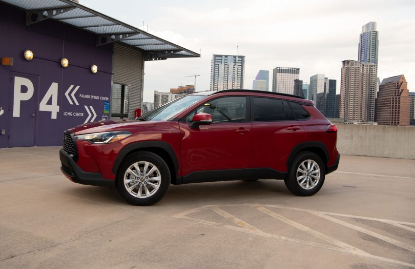 2022 Toyota Corolla Cross LE - Side Wallpaper 850x552 #24