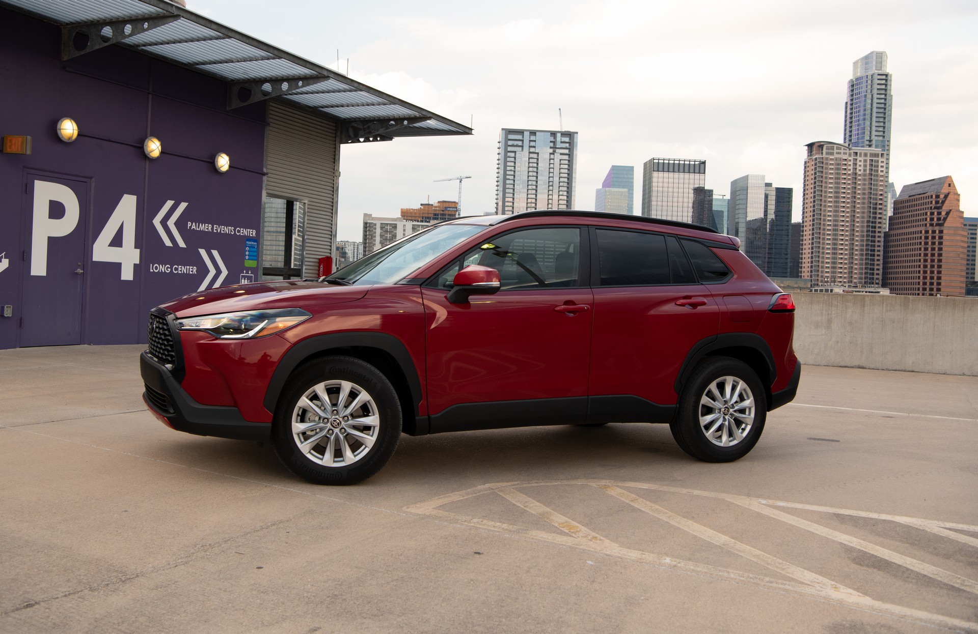 Download 2022 Toyota Corolla Cross LE - Side HD Wallpaper 1920x1246 #24