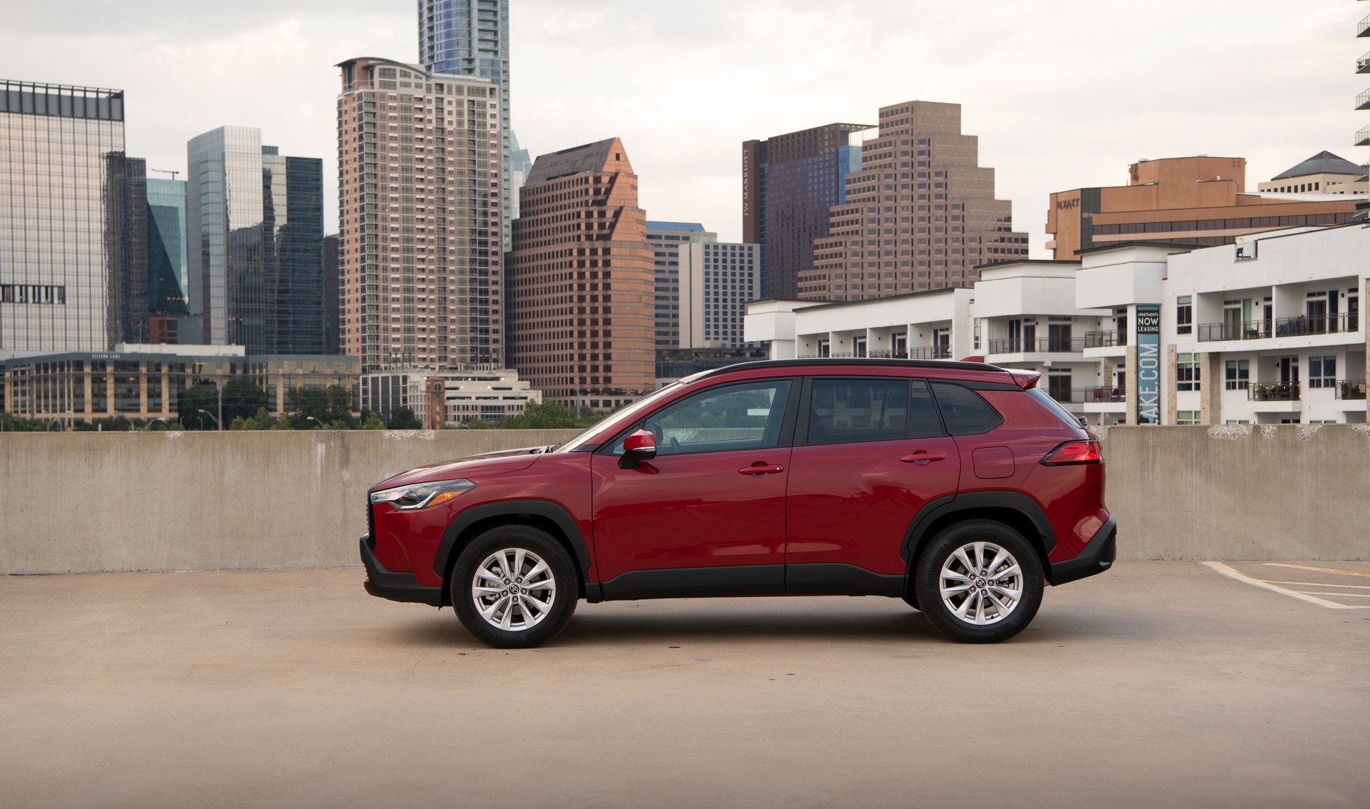 Download 2022 Toyota Corolla Cross LE - Side HD Wallpaper 1920x1134 #25