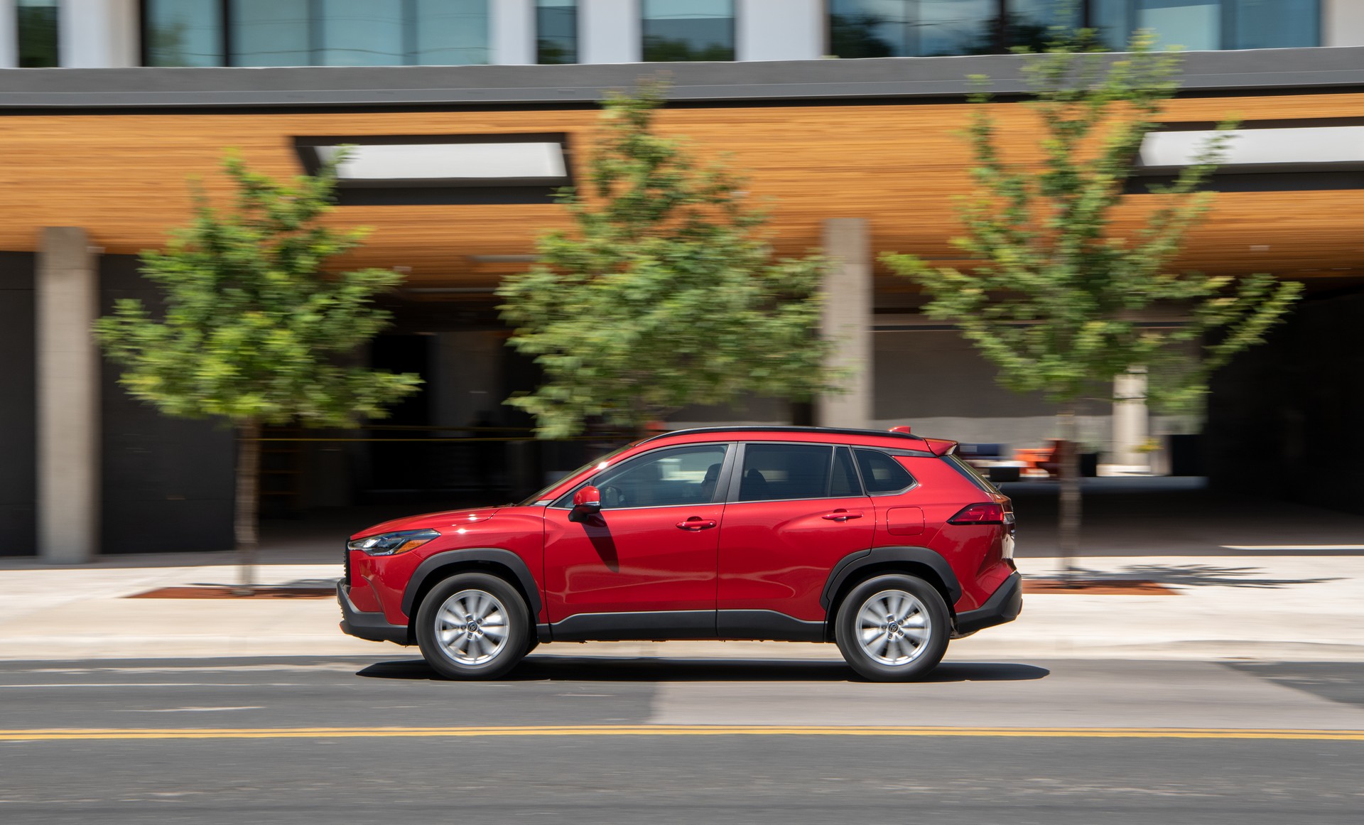 Download 2022 Toyota Corolla Cross LE - Side HD Wallpaper 1920x1161 #12