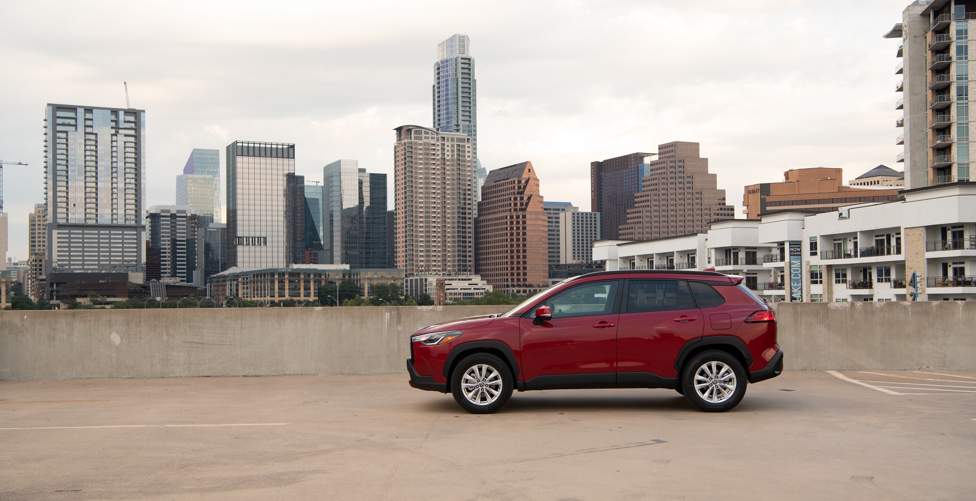 Download 2022 Toyota Corolla Cross LE - Side HD Wallpaper 1920x986 #26