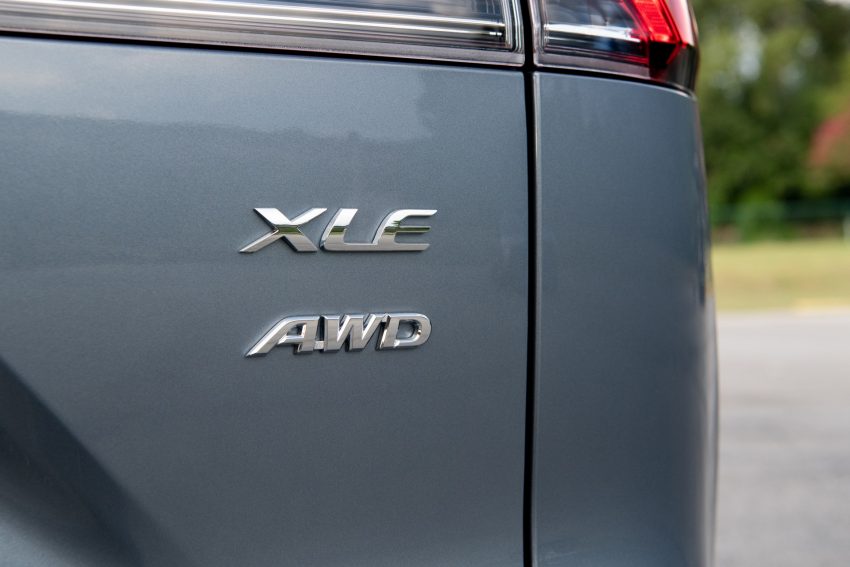 2022 Toyota Corolla Cross XLE - Badge Wallpaper 850x567 #118