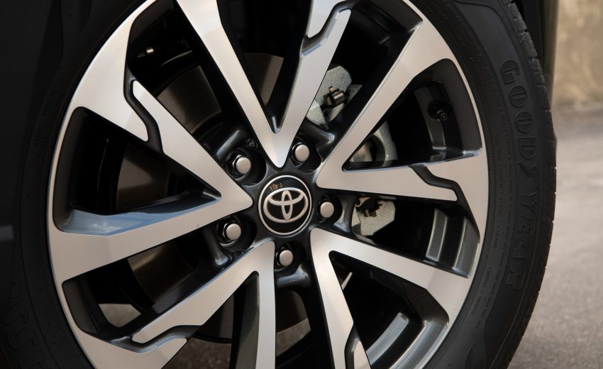 2022 Toyota Corolla Cross XLE - Brakes Wallpaper 850x520 #28