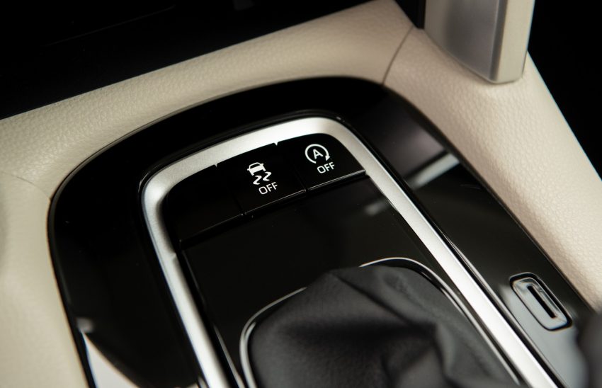 2022 Toyota Corolla Cross XLE - Central Console Wallpaper 850x548 #32