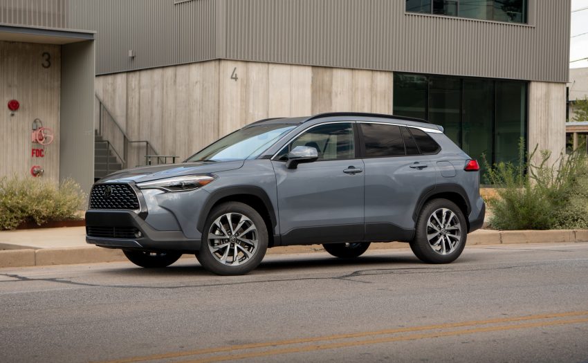 2022 Toyota Corolla Cross XLE - Front Three-Quarter Wallpaper 850x525 #84