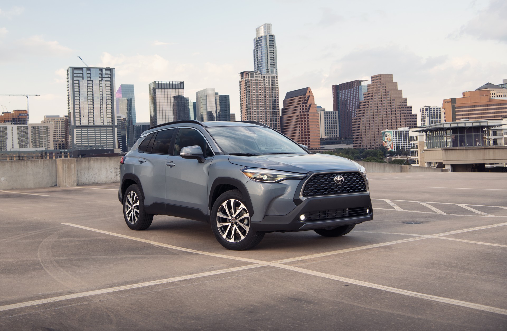 Download 2022 Toyota Corolla Cross XLE - Front Three-Quarter HD Wallpaper 1920x1254 #77