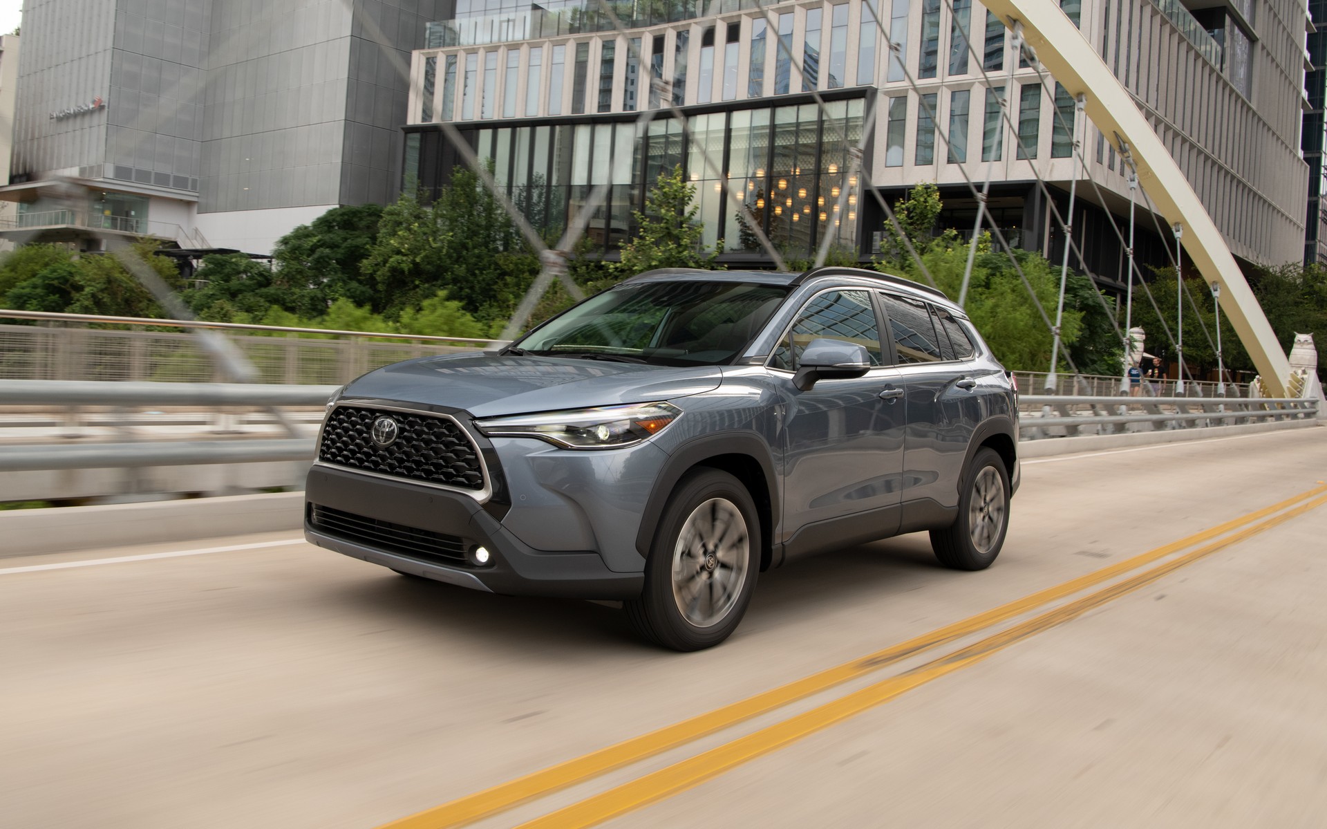 Download 2022 Toyota Corolla Cross XLE - Front Three-Quarter HD Wallpaper 1920x1199 #68