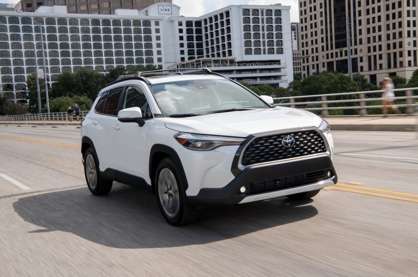 2022 Toyota Corolla Cross XLE - Front Three-Quarter Wallpaper 850x564 #59