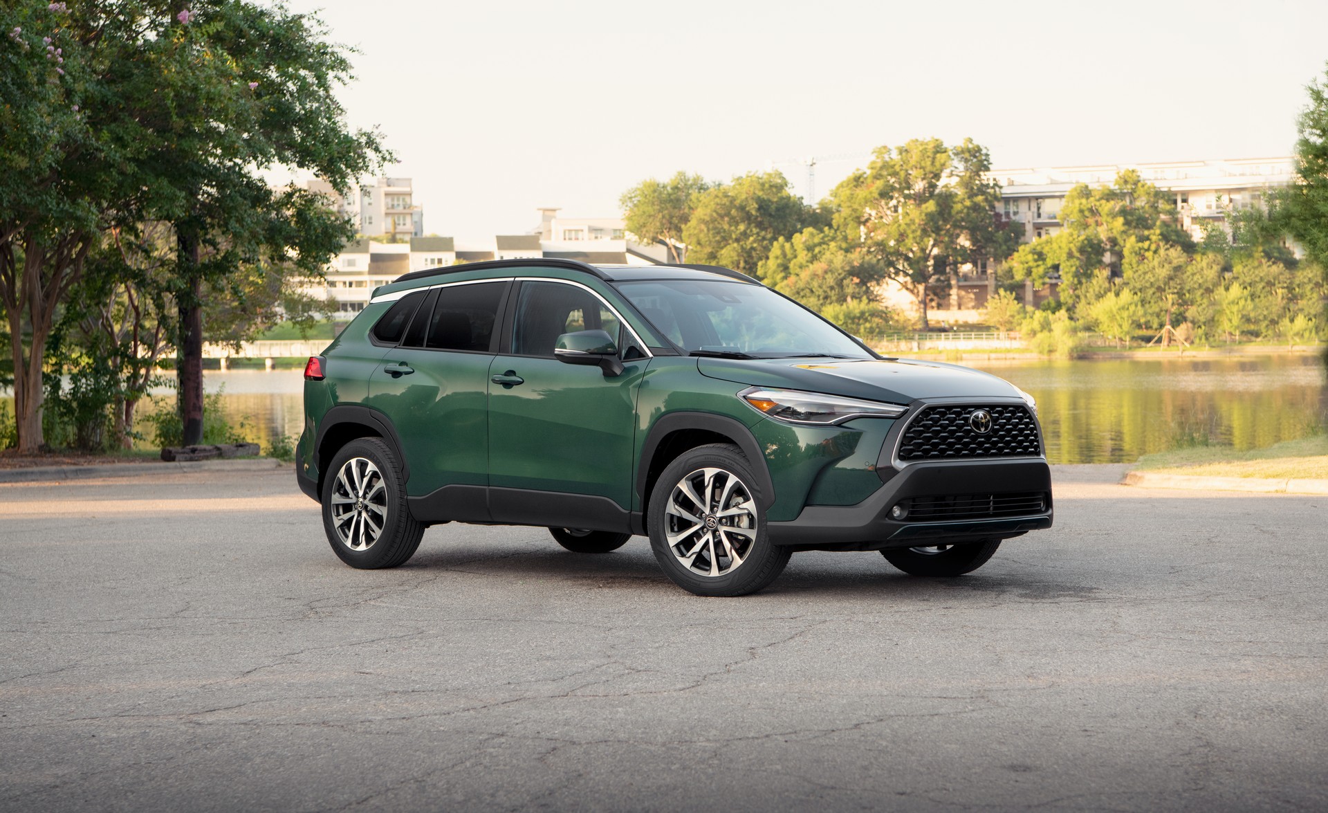 Download 2022 Toyota Corolla Cross XLE - Front Three-Quarter HD Wallpaper 1920x1175 #9