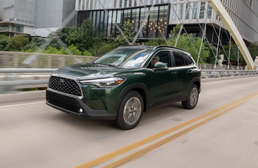 2022 Toyota Corolla Cross XLE - Front Three-Quarter Wallpaper 850x555 #3