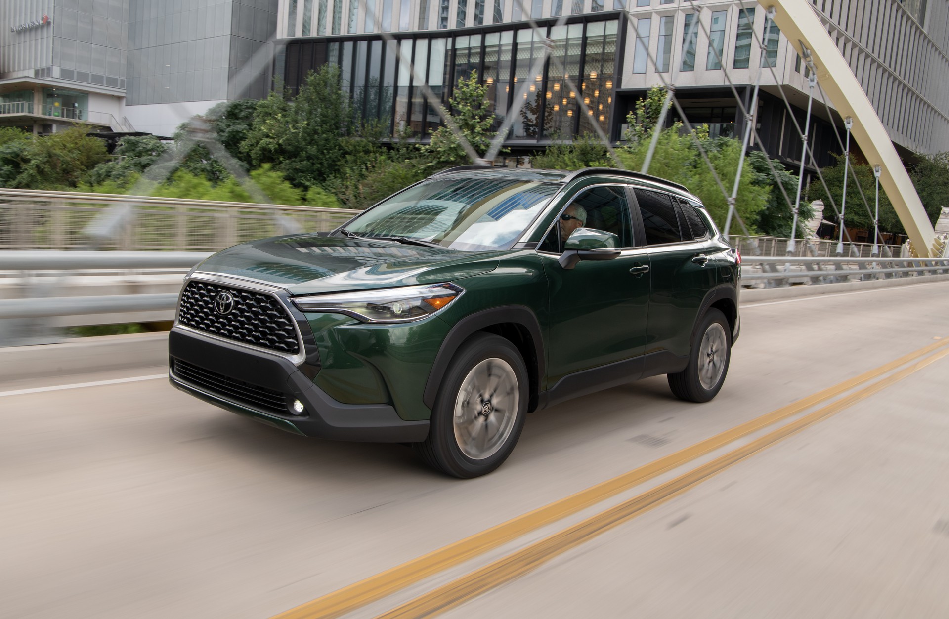 Download 2022 Toyota Corolla Cross XLE - Front Three-Quarter HD Wallpaper 1920x1253 #3