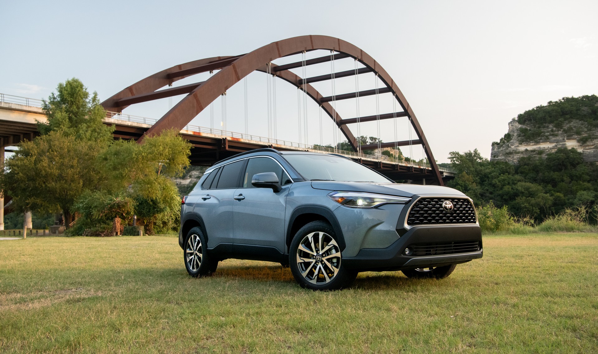 Download 2022 Toyota Corolla Cross XLE - Front Three-Quarter HD Wallpaper 1920x1138 #97