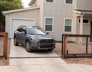 2022 Toyota Corolla Cross XLE - Front Three-Quarter Wallpaper 190x150