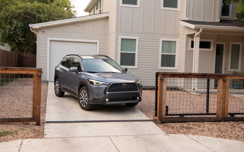 2022 Toyota Corolla Cross XLE - Front Three-Quarter Wallpaper 850x532 #85