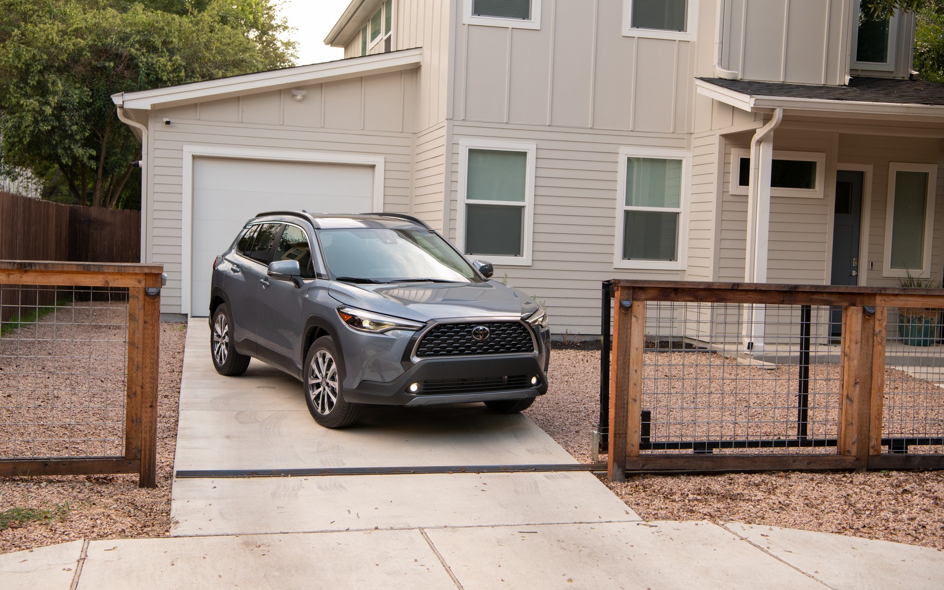 Download 2022 Toyota Corolla Cross XLE - Front Three-Quarter HD Wallpaper 1920x1201 #85