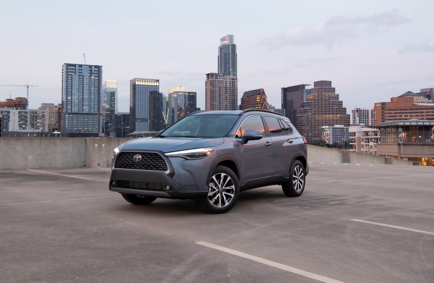 2022 Toyota Corolla Cross XLE - Front Three-Quarter Wallpaper 850x555 #78