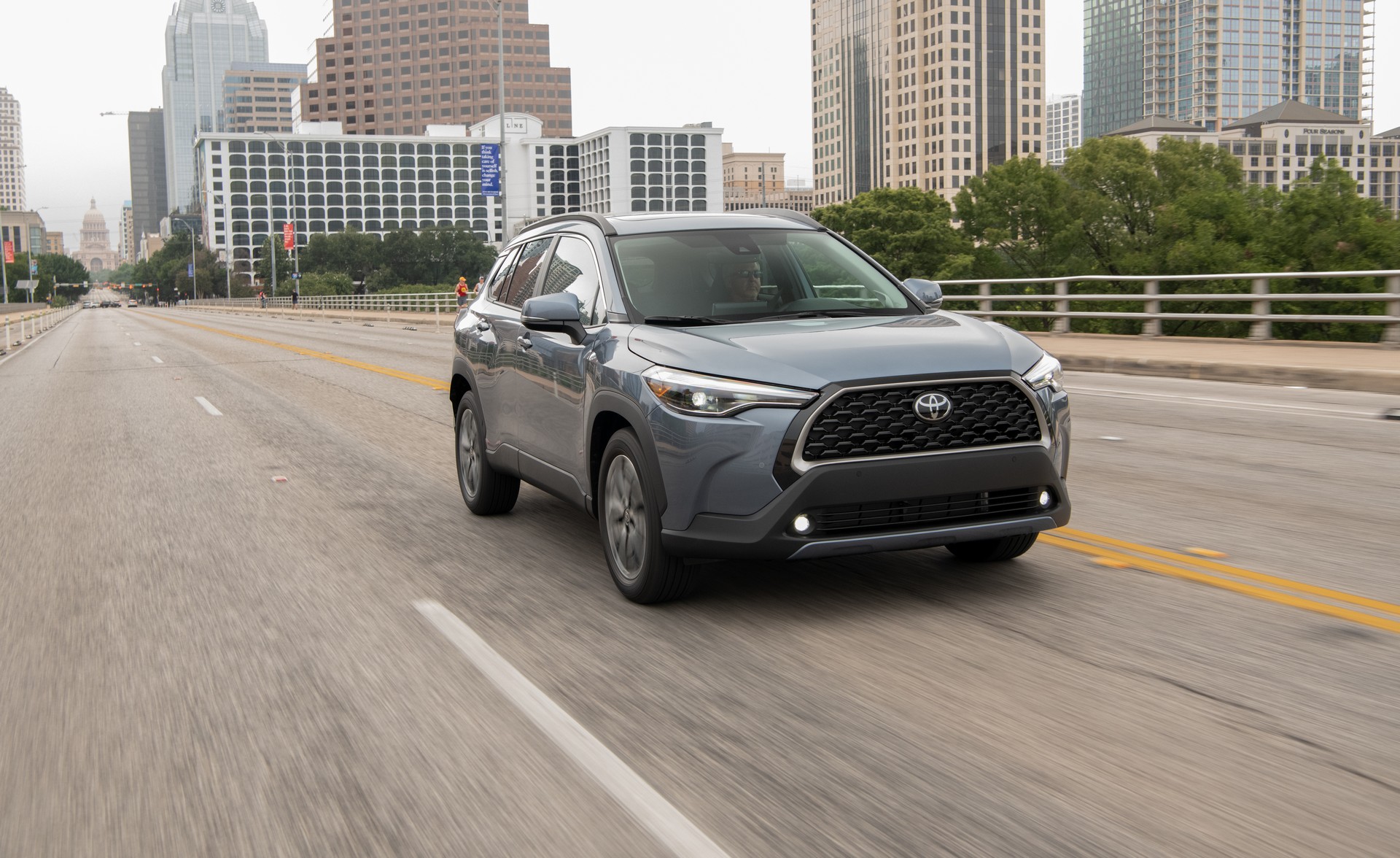 Download 2022 Toyota Corolla Cross XLE - Front Three-Quarter HD Wallpaper 1920x1176 #69