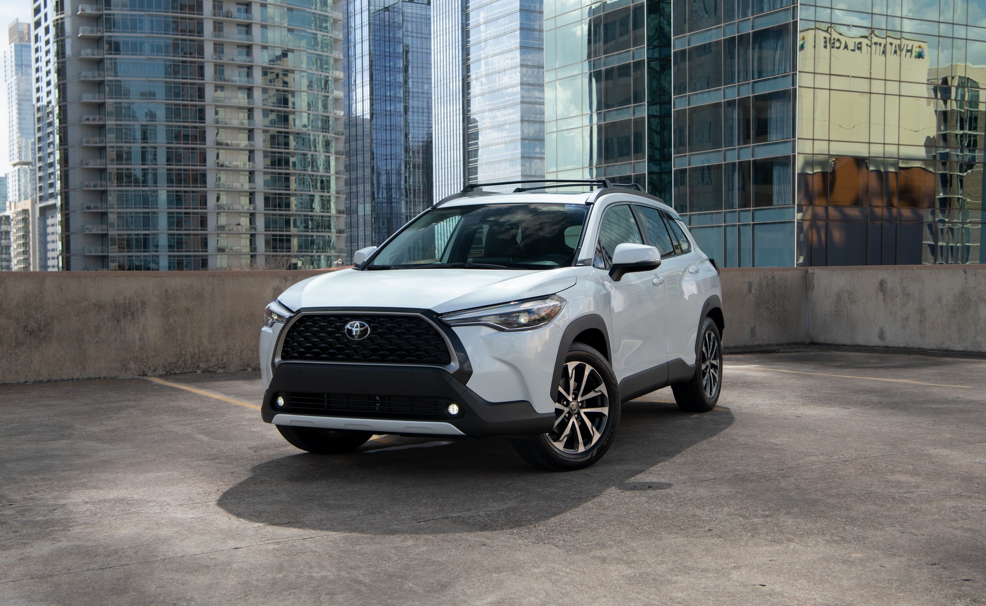 Download 2022 Toyota Corolla Cross XLE - Front Three-Quarter HD Wallpaper 1920x1181 #62