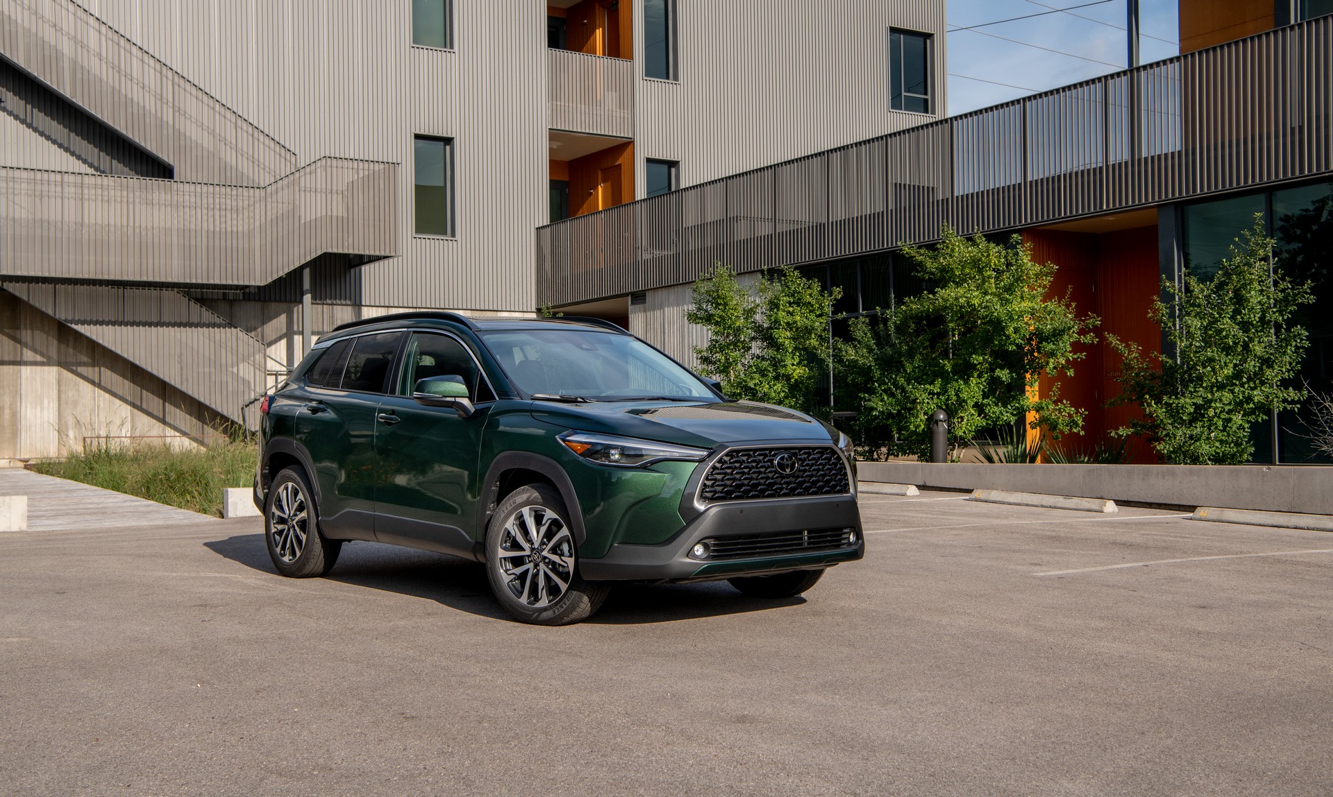 Download 2022 Toyota Corolla Cross XLE - Front Three-Quarter HD Wallpaper 1920x1149 #10