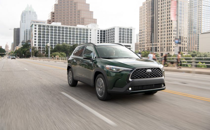 2022 Toyota Corolla Cross XLE - Front Three-Quarter Wallpaper 850x525 #4