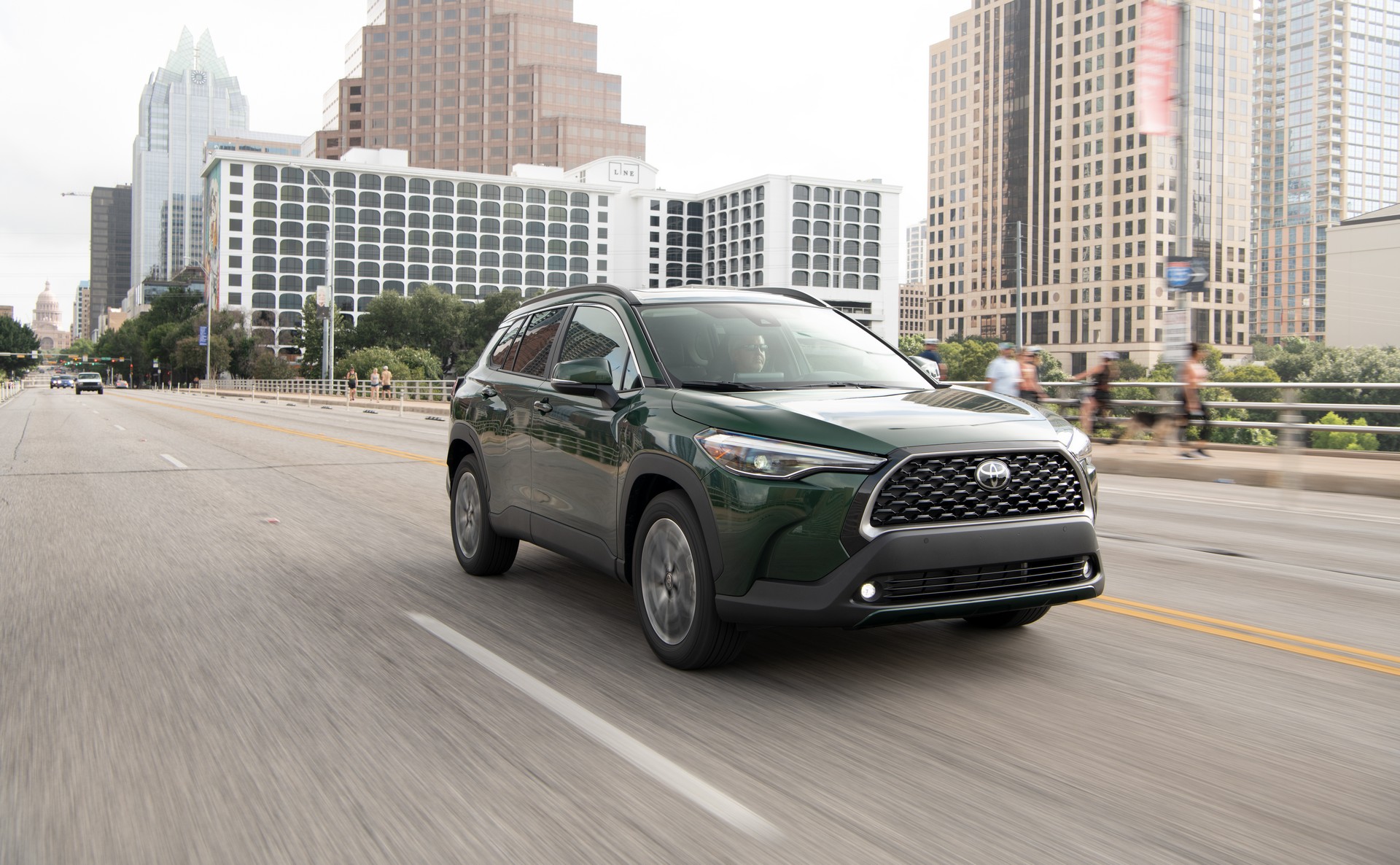 Download 2022 Toyota Corolla Cross XLE - Front Three-Quarter HD Wallpaper 1920x1186 #4