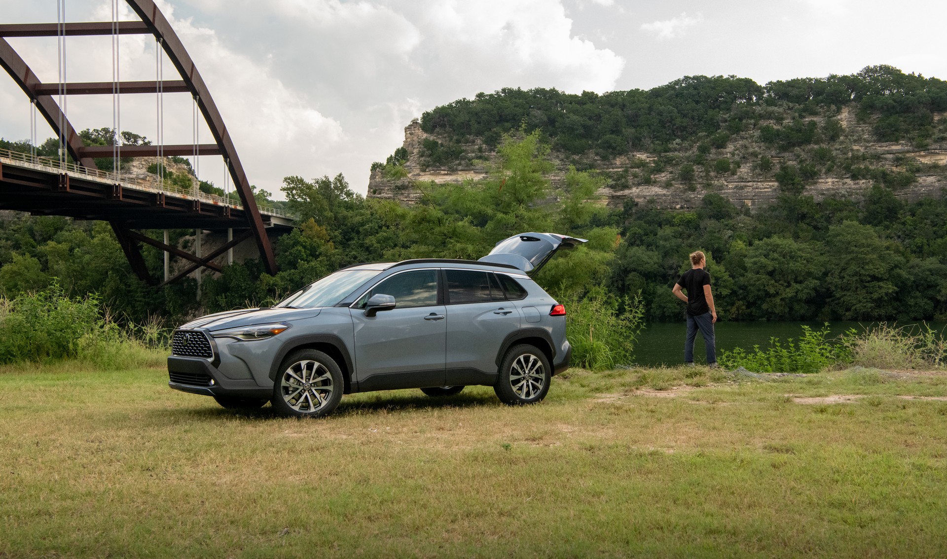 Download 2022 Toyota Corolla Cross XLE - Front Three-Quarter HD Wallpaper 1920x1134 #98