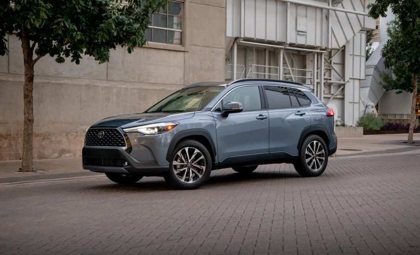 2022 Toyota Corolla Cross XLE - Front Three-Quarter Wallpaper 850x516 #86