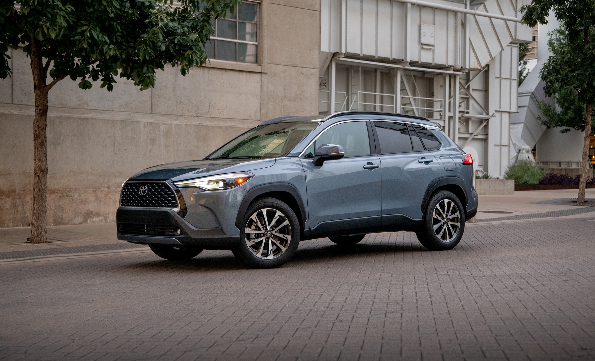 Download 2022 Toyota Corolla Cross XLE - Front Three-Quarter HD Wallpaper 1920x1165 #86