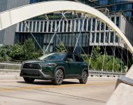 2022 Toyota Corolla Cross XLE - Front Three-Quarter Wallpaper 190x150