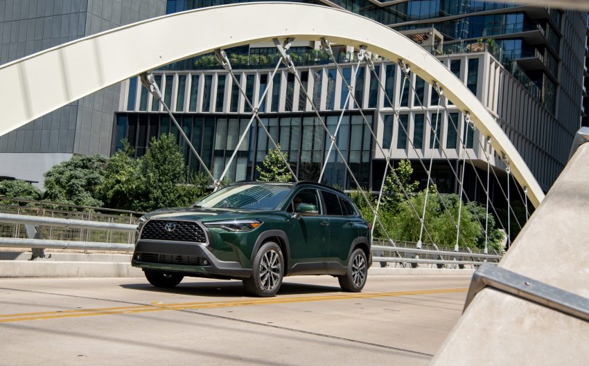 2022 Toyota Corolla Cross XLE - Front Three-Quarter Wallpaper 850x529 #11