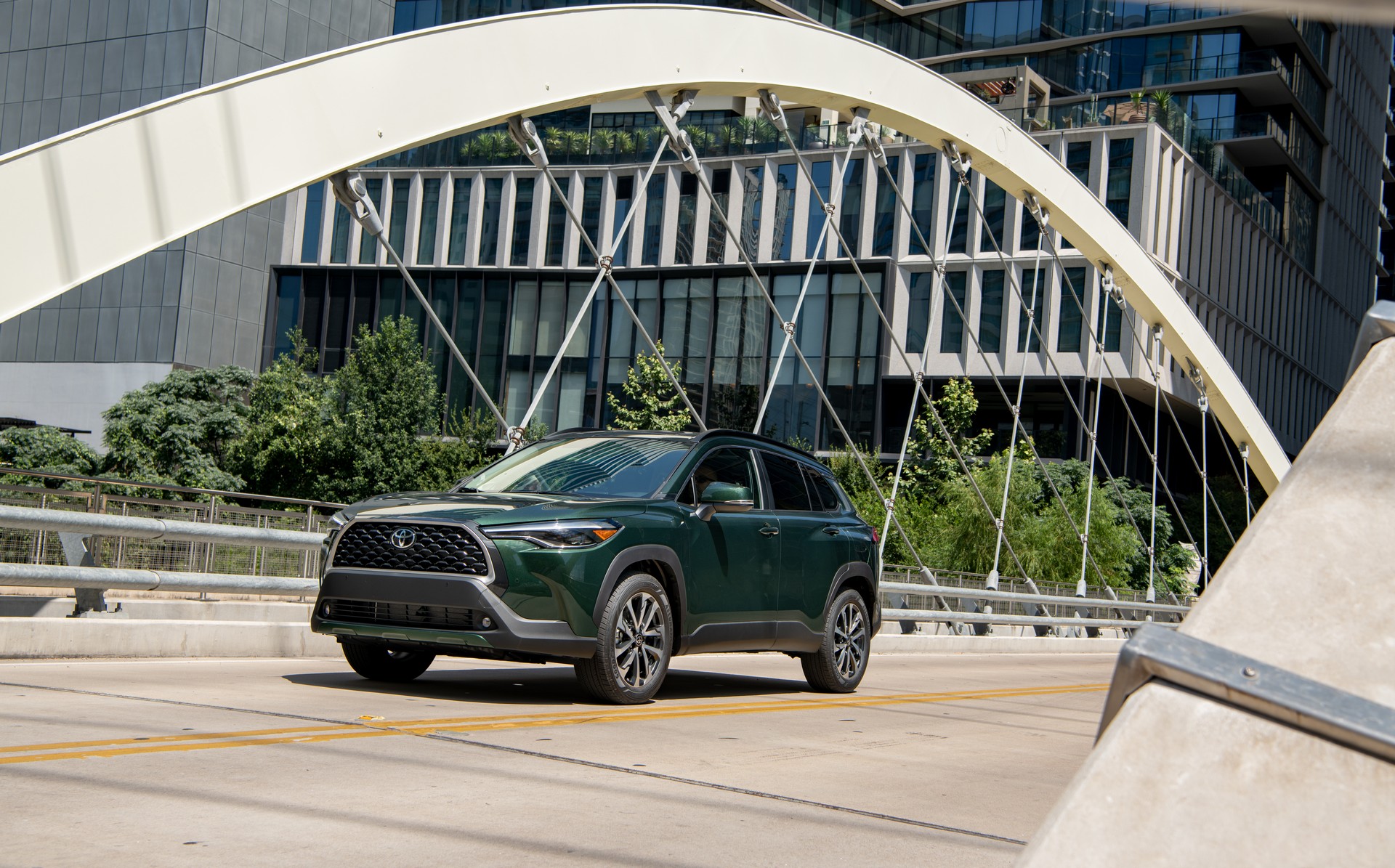 Download 2022 Toyota Corolla Cross XLE - Front Three-Quarter HD Wallpaper 1920x1195 #11