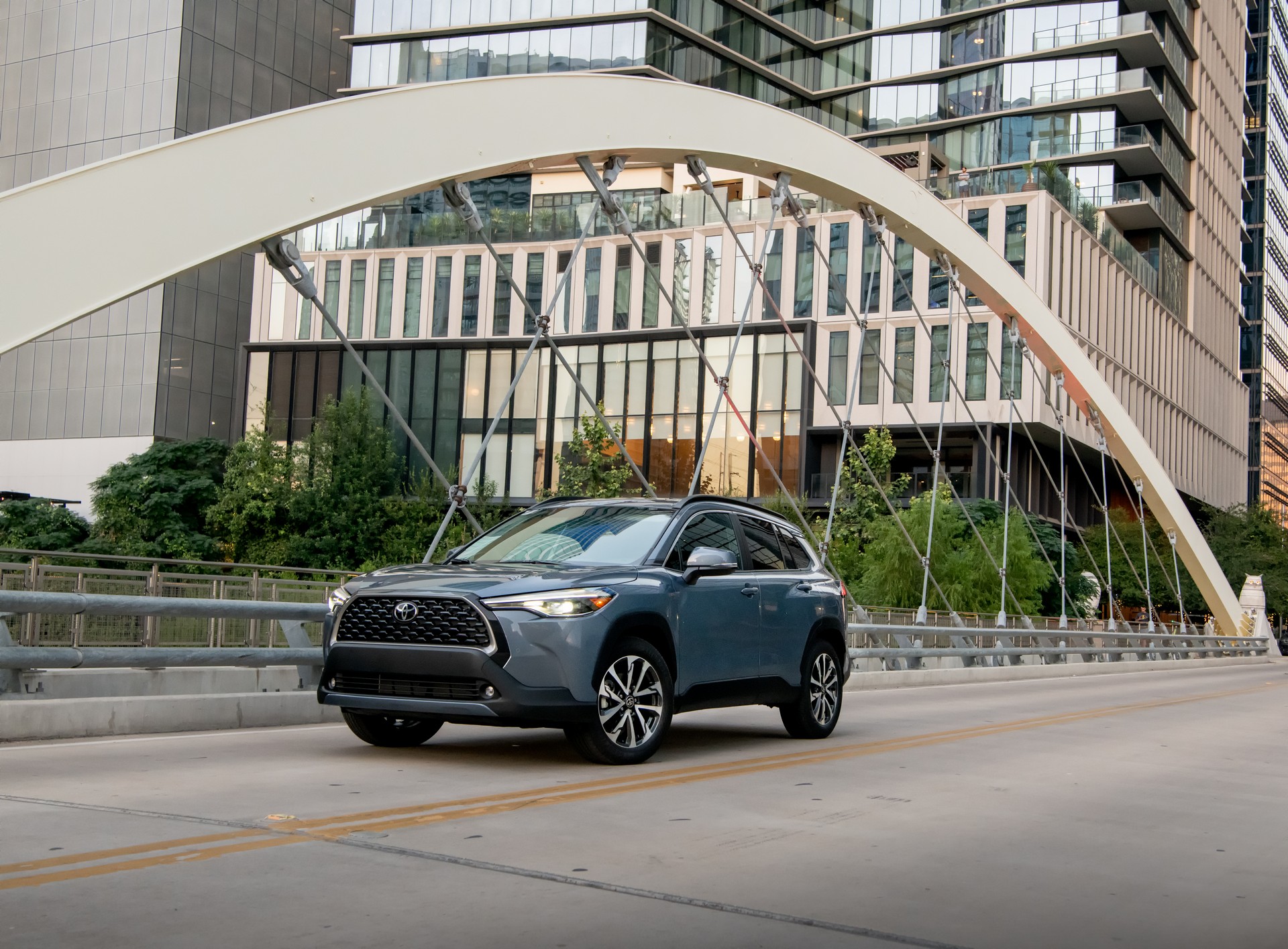 Download 2022 Toyota Corolla Cross XLE - Front Three-Quarter HD Wallpaper 1920x1416 #72