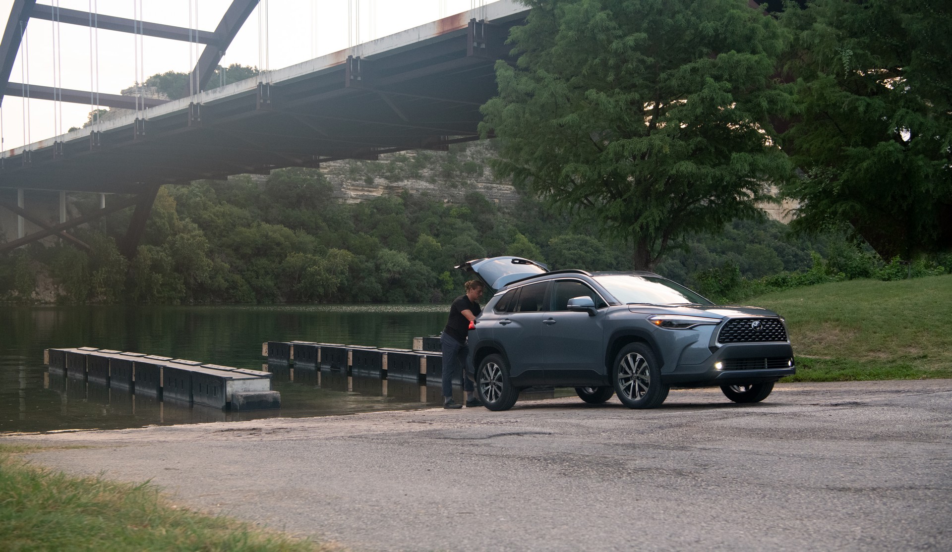 Download 2022 Toyota Corolla Cross XLE - Front Three-Quarter HD Wallpaper 1920x1114 #101