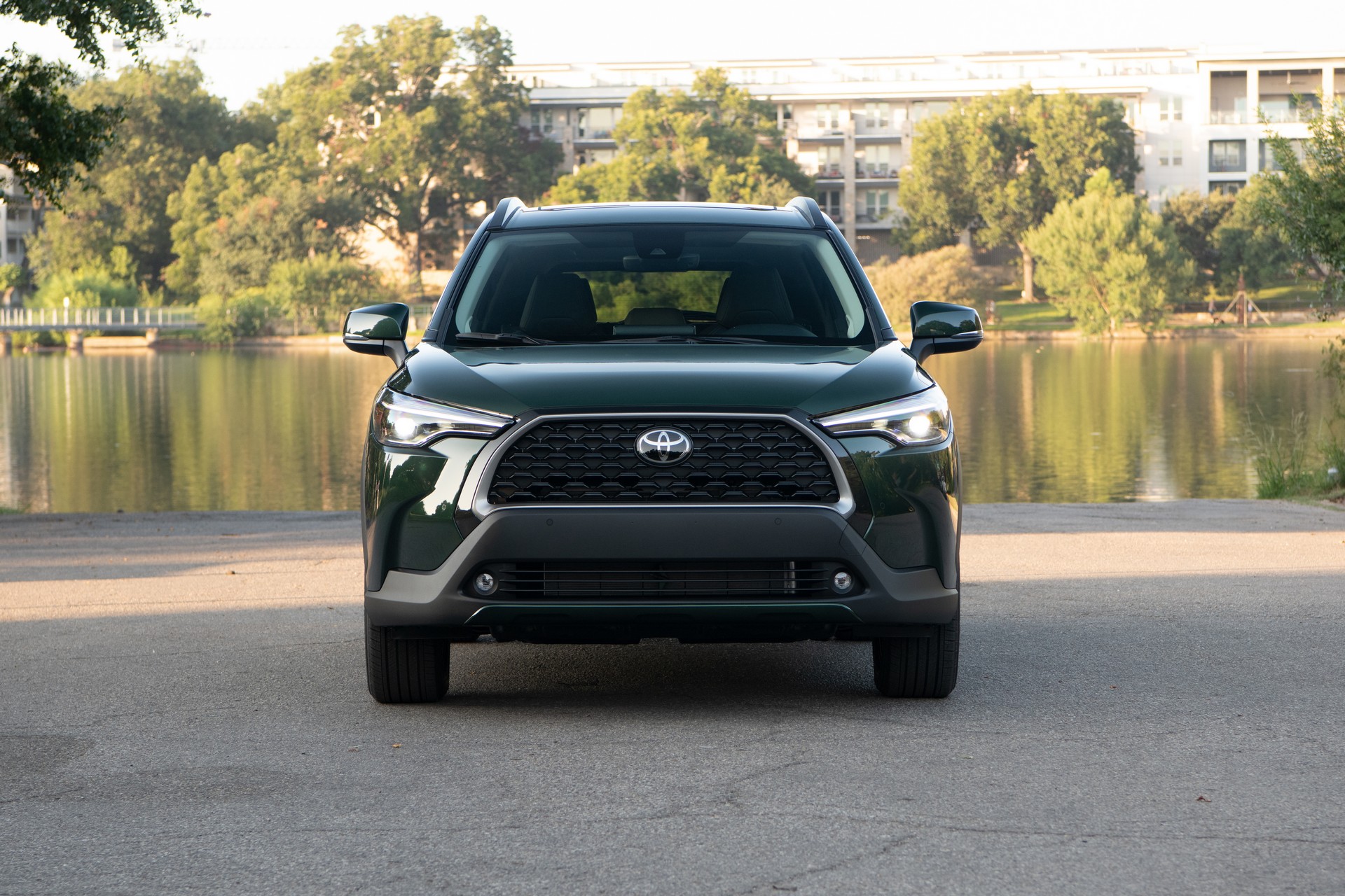 Download 2022 Toyota Corolla Cross XLE - Front HD Wallpaper 1920x1280 #12