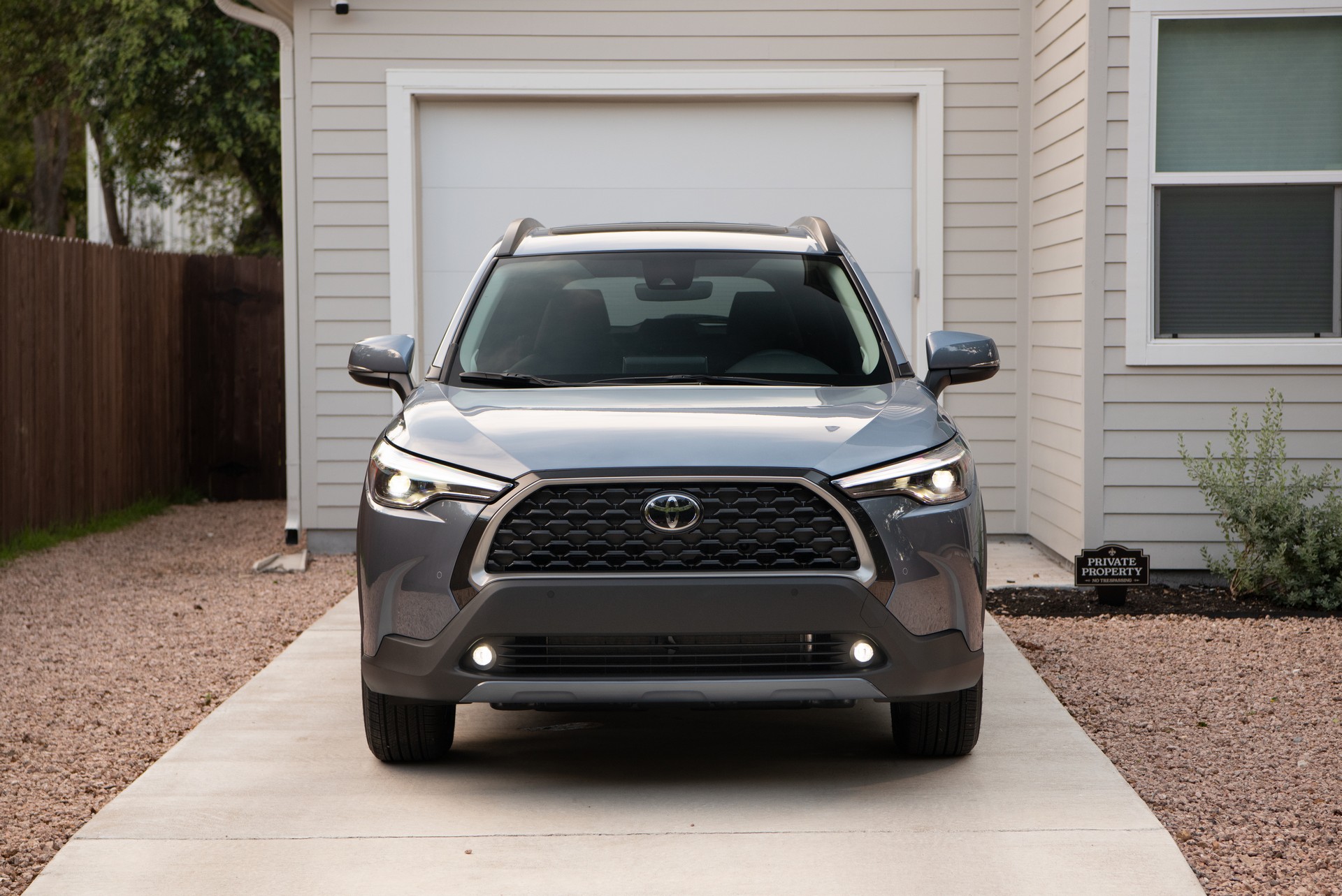 Download 2022 Toyota Corolla Cross XLE - Front HD Wallpaper 1920x1283 #87