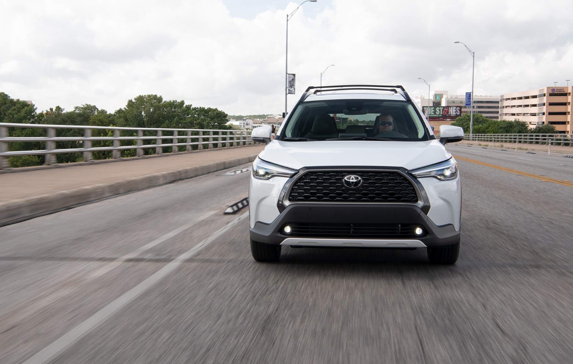 Download 2022 Toyota Corolla Cross XLE - Front HD Wallpaper 1920x1221 #60