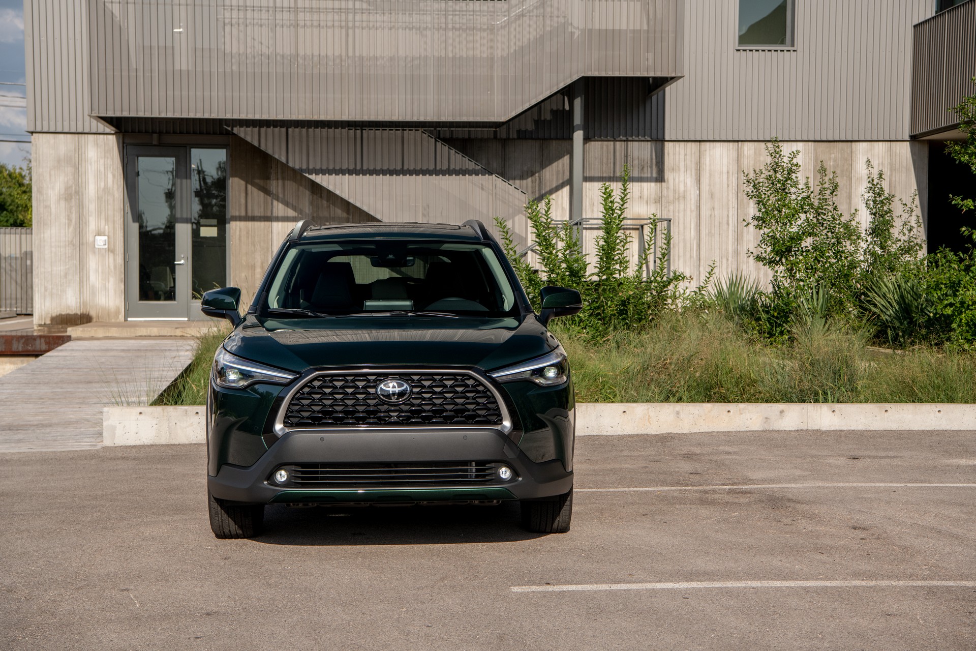 Download 2022 Toyota Corolla Cross XLE - Front HD Wallpaper 1920x1280 #13