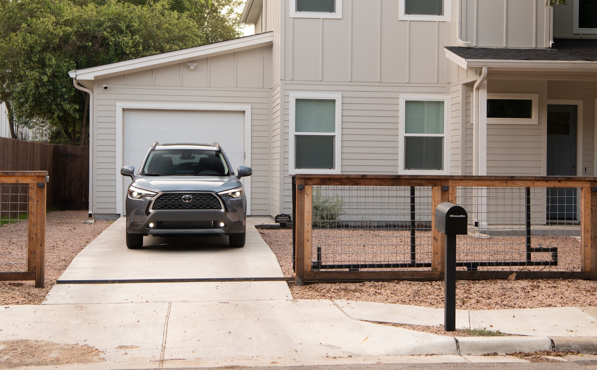 Download 2022 Toyota Corolla Cross XLE - Front HD Wallpaper 1920x1191 #88