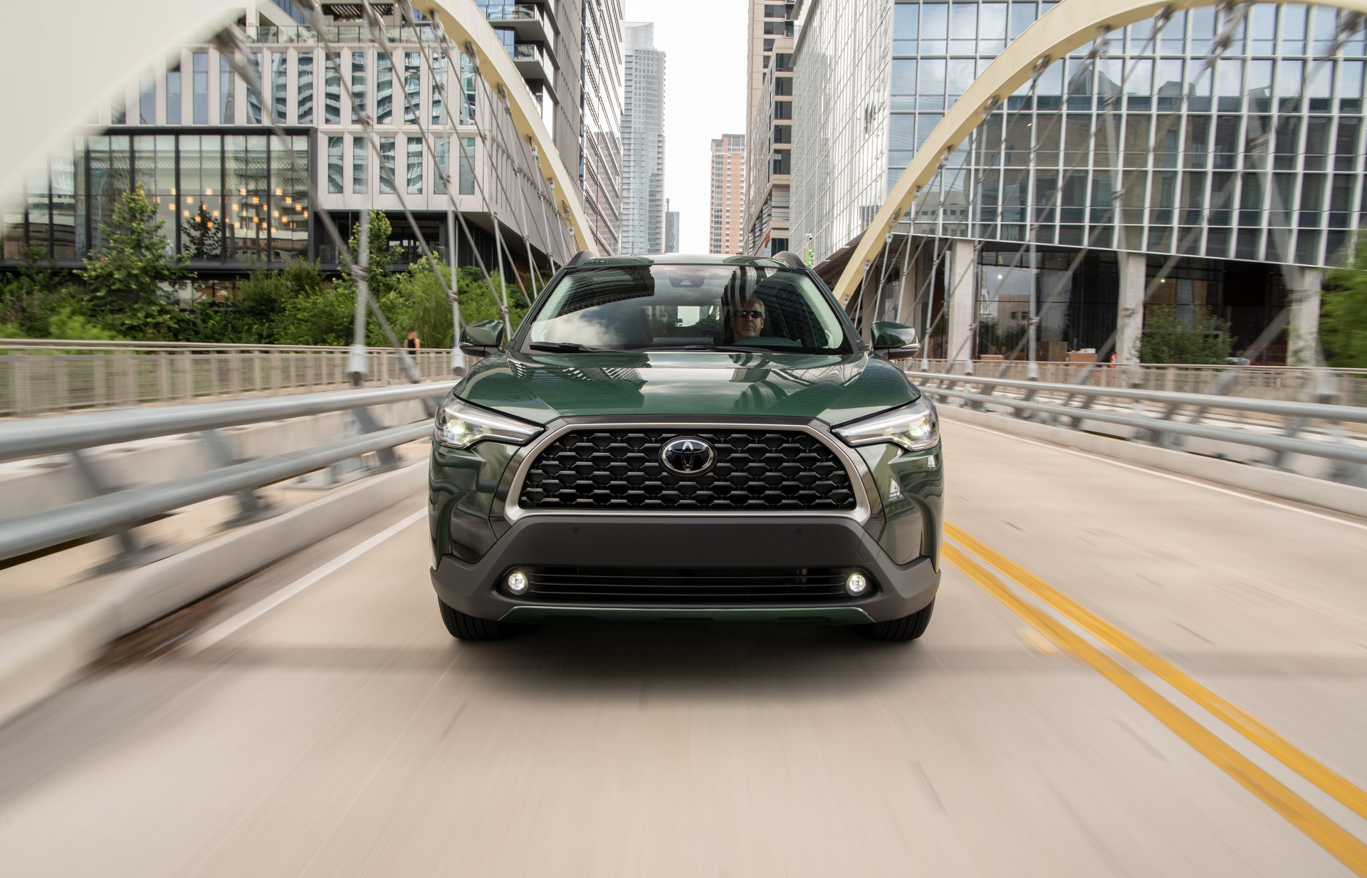 Download 2022 Toyota Corolla Cross XLE - Front HD Wallpaper 1920x1233 #2