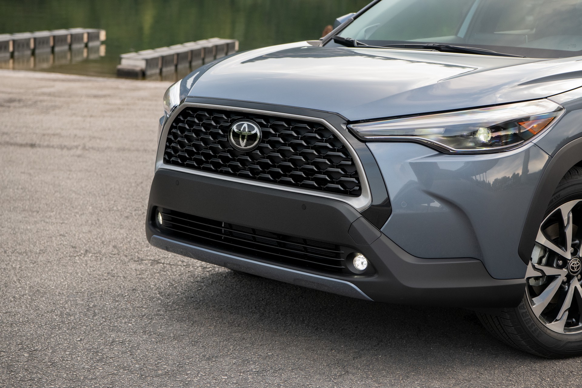 Download 2022 Toyota Corolla Cross XLE - Grille HD Wallpaper 1920x1280 #105