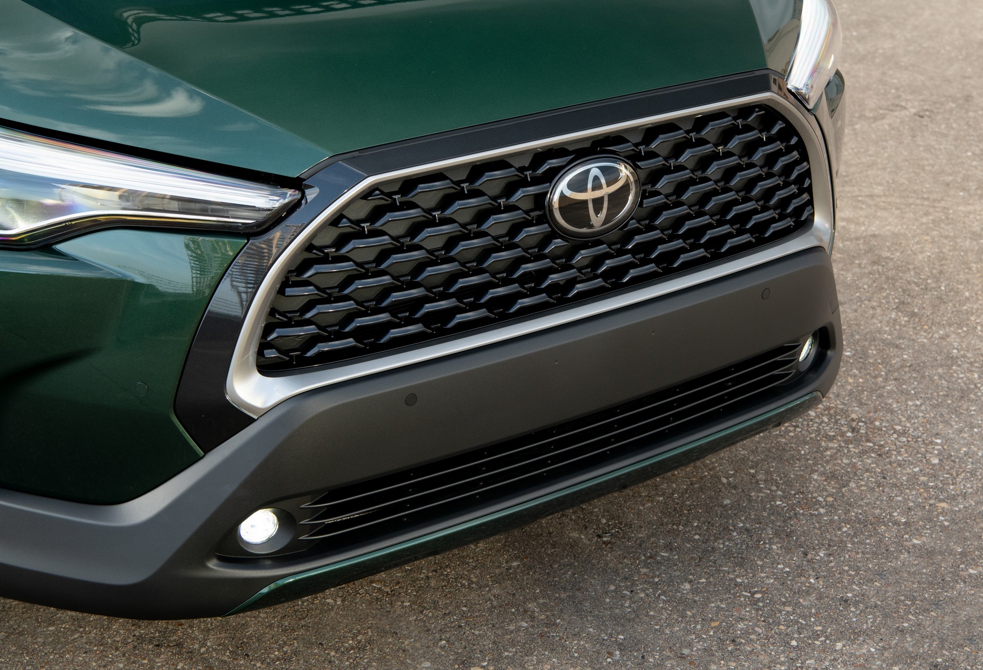 Download 2022 Toyota Corolla Cross XLE - Grille HD Wallpaper 1920x1310 #21