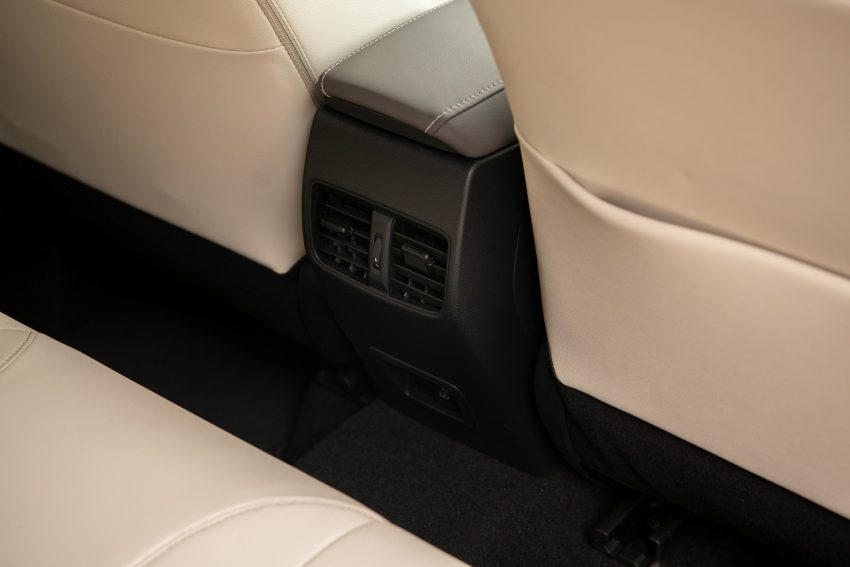 2022 Toyota Corolla Cross XLE - Interior, Detail Wallpaper 850x567 #44