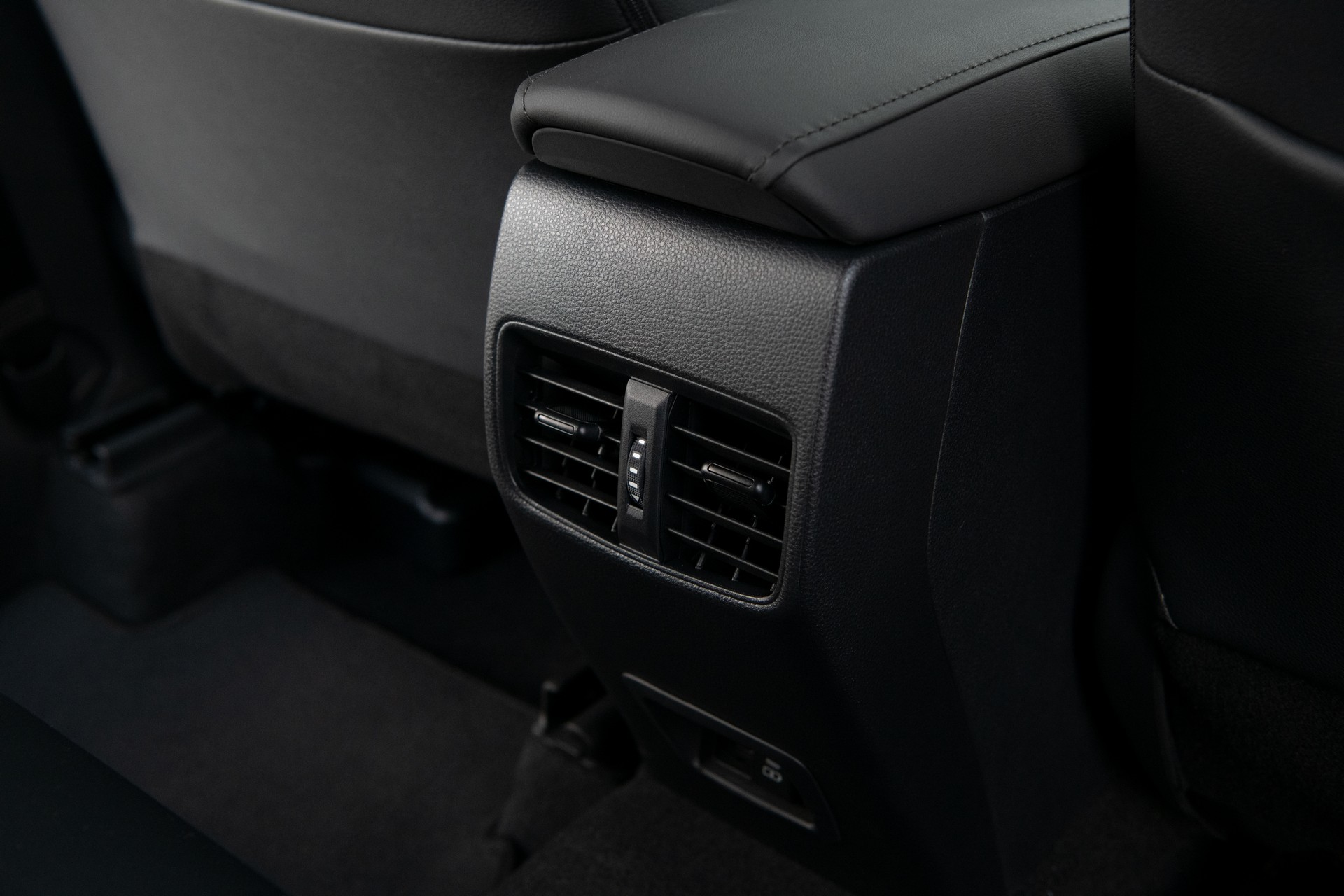 Download 2022 Toyota Corolla Cross XLE - Interior, Detail HD Wallpaper 1920x1280 #129