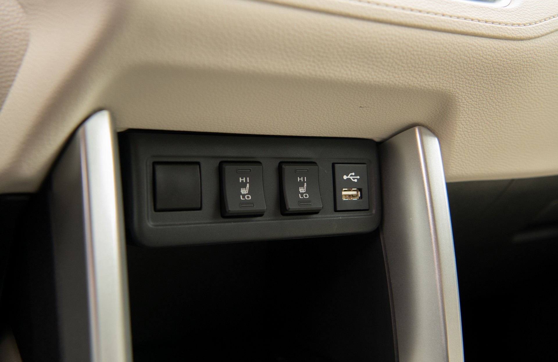 Download 2022 Toyota Corolla Cross XLE - Interior, Detail HD Wallpaper 1920x1246 #47