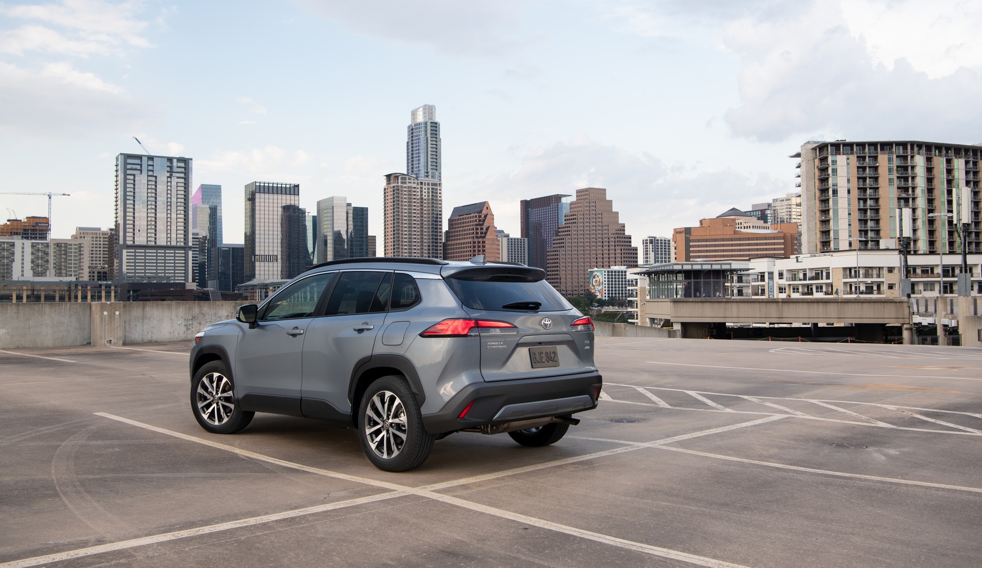 Download 2022 Toyota Corolla Cross XLE - Rear Three-Quarter HD Wallpaper 1920x1111 #80