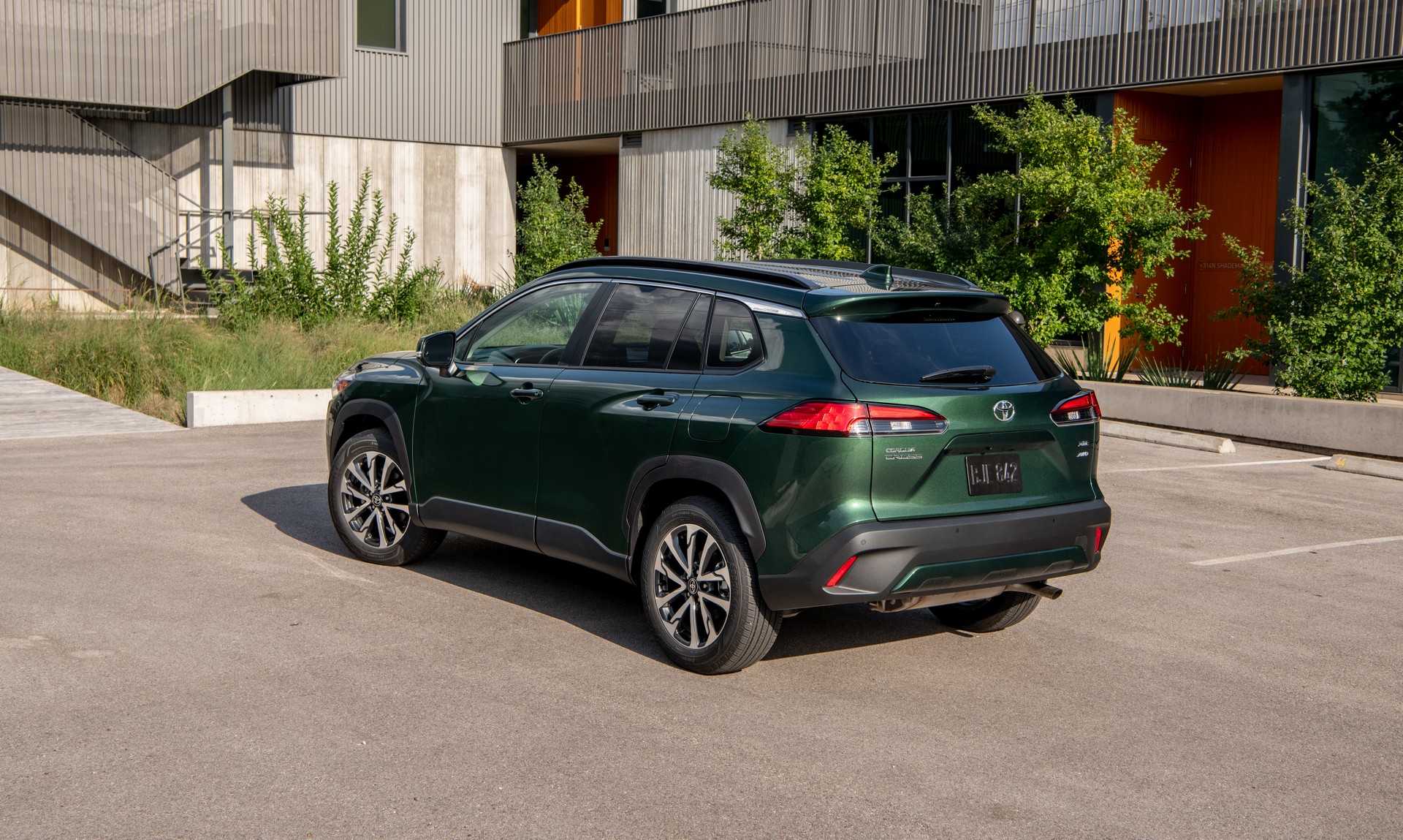 Download 2022 Toyota Corolla Cross XLE - Rear Three-Quarter HD Wallpaper 1920x1149 #15