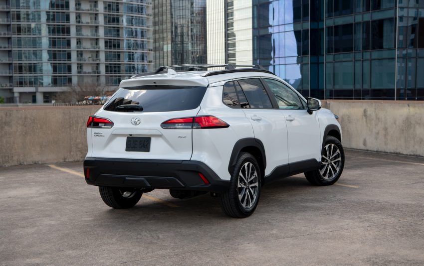 2022 Toyota Corolla Cross XLE - Rear Three-Quarter Wallpaper 850x534 #64