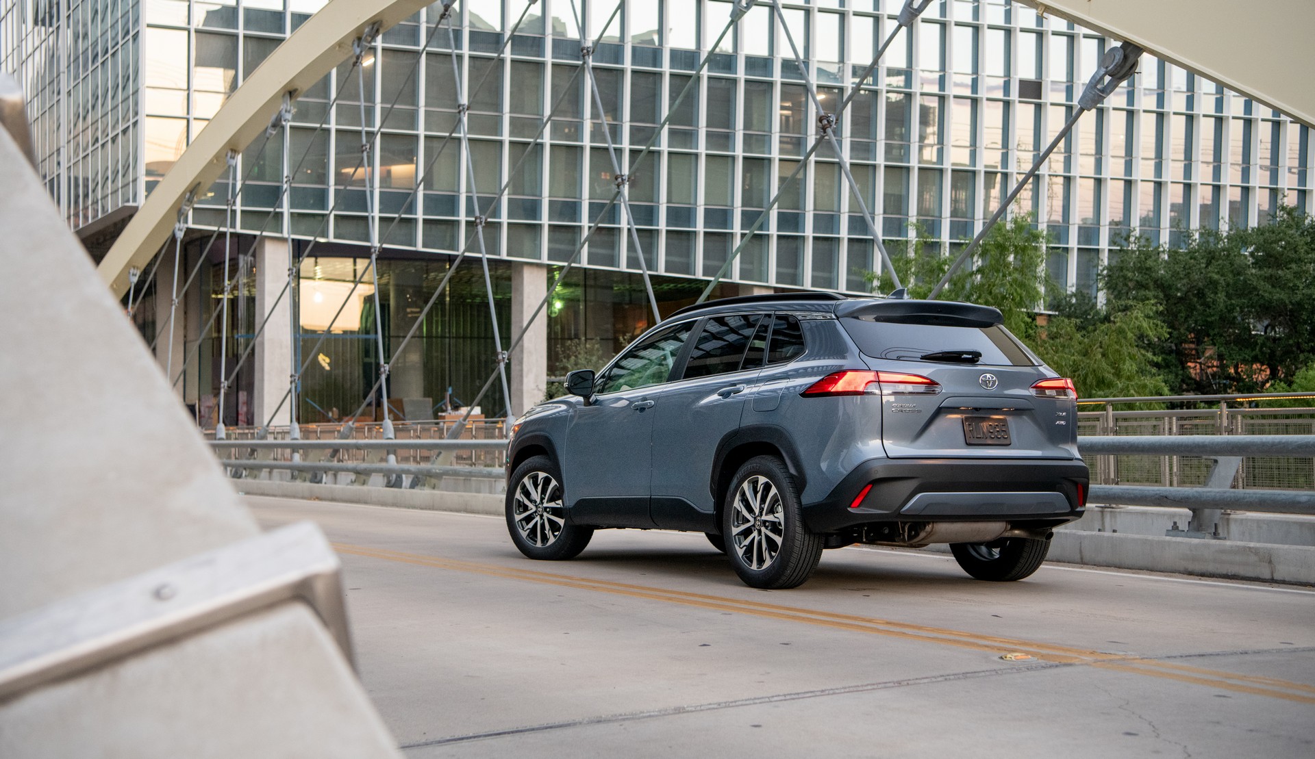 Download 2022 Toyota Corolla Cross XLE - Rear Three-Quarter HD Wallpaper 1920x1109 #74