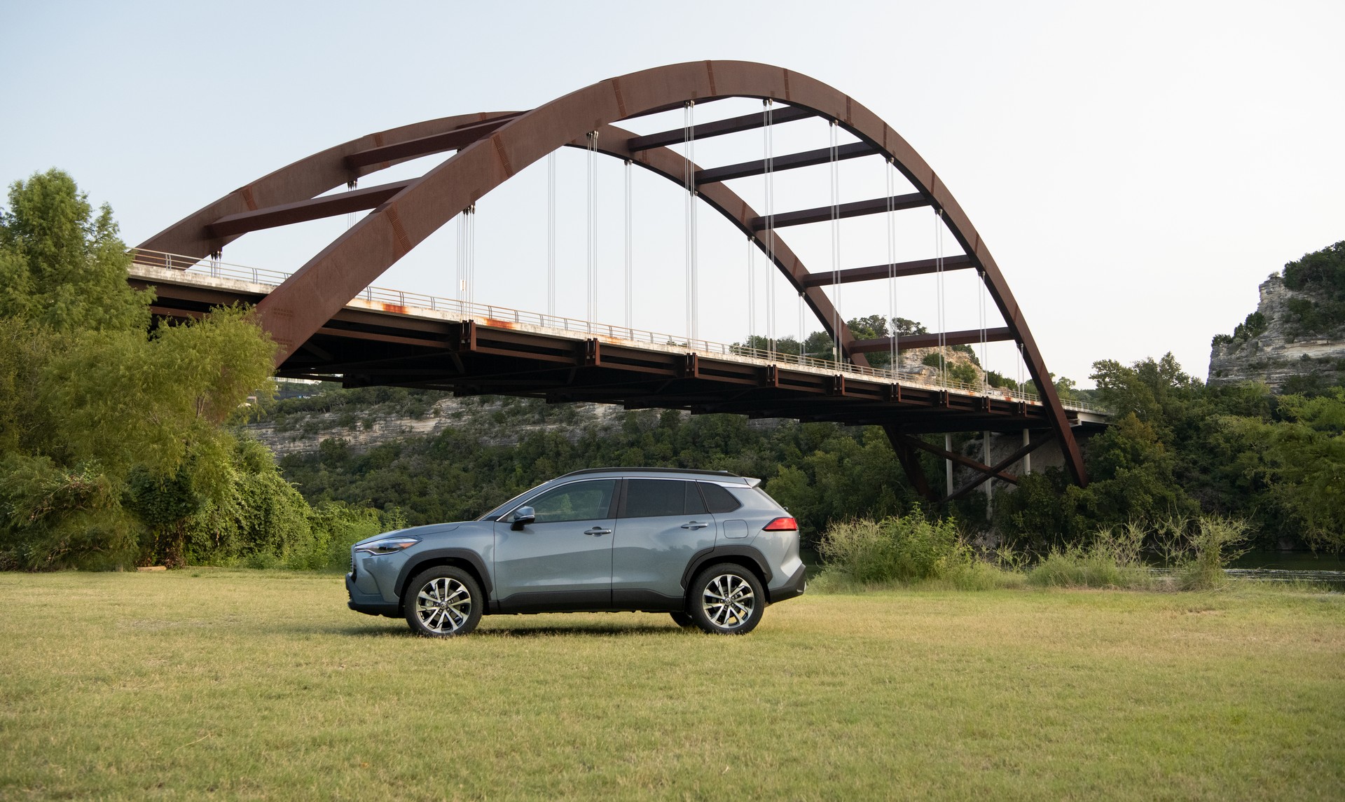 Download 2022 Toyota Corolla Cross XLE - Side HD Wallpaper 1920x1145 #99