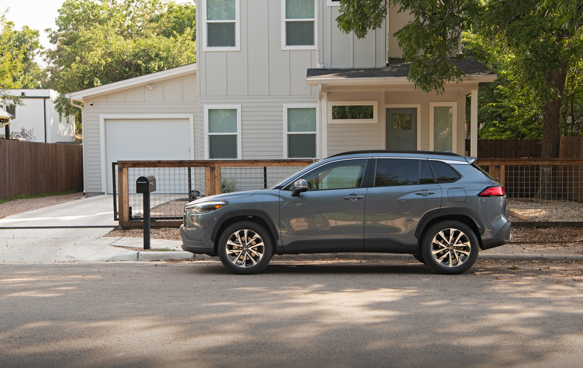 Download 2022 Toyota Corolla Cross XLE - Side HD Wallpaper 1920x1213 #89